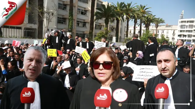 أصحاب “البدلة السوداء” يحتجون رفضا لمشروع قانون المحاماة