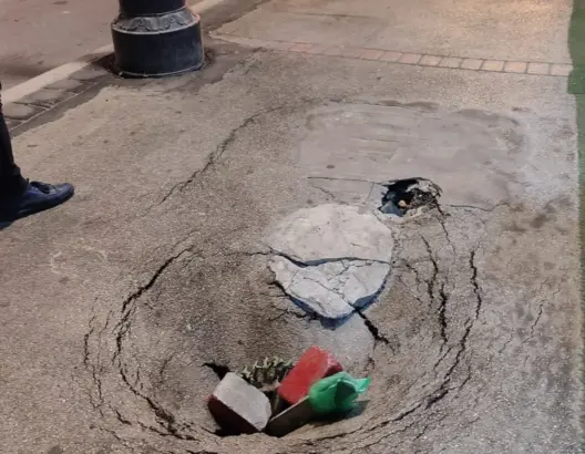 حُفرة تثير سخط سكان بطنجة ومطالب بتدخل رئيس المقاطعة