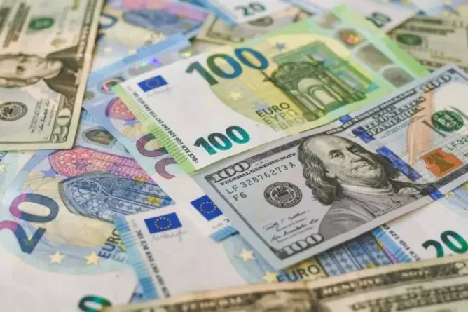 لأول مرة .. الحكومة تبني فرضية النمو في مشروع المالية على سعر صرف الأورو مقابل الدولار  