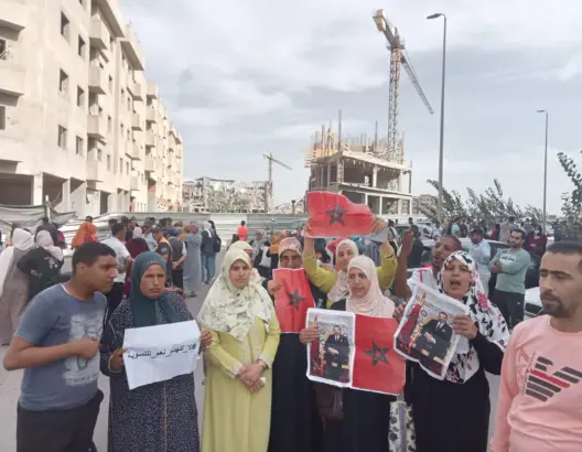 اهتزت مدينة تمارة، على وقع فضيحة عقاربة بطلها مقاول، قام بتشييد مجمع سكني دون توفره على الرخص اللازمة، فيما وجدت أزيد من 800 أسرة نفسها ضحية عملية محكمة، في حين يسائل الموضوع السلطات المحلية بقوة، ولماذا غضت الطرف عن الأمر خاصة وأن المجمع السكني يتم تشييده أمام أعين الجميع وفي مراحله الأخيرة من التسليم للمستفيدين.