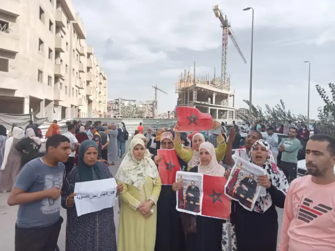 اهتزت مدينة تمارة، على وقع فضيحة عقاربة بطلها مقاول، قام بتشييد مجمع سكني دون توفره على الرخص اللازمة، فيما وجدت أزيد من 800 أسرة نفسها ضحية عملية محكمة، في حين يسائل الموضوع السلطات المحلية بقوة، ولماذا غضت الطرف عن الأمر خاصة وأن المجمع السكني يتم تشييده أمام أعين الجميع وفي مراحله الأخيرة من التسليم للمستفيدين.