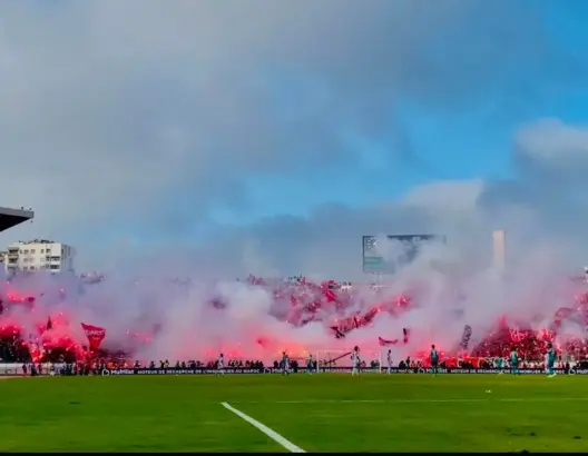 الشهب الاصطناعية بـ”ديربي البيضاء” تكبد الرجاء والوداد خسائر مالية
