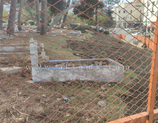 تسييج جزء من مقبرة تاريخية لإقامة منشأة يثير جدلا بطنجة.. ومسؤول يوضح (فيديو صور)