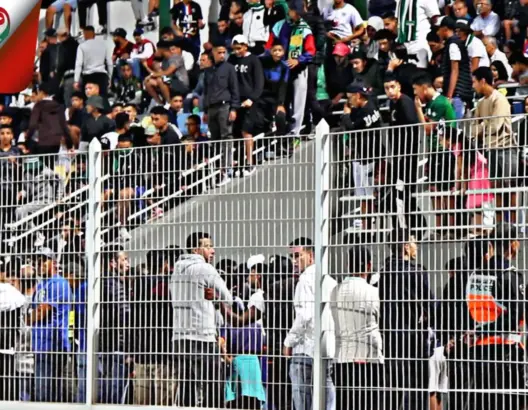 الجمهور الجديدي يغادر المدرجات في الشوط الأول