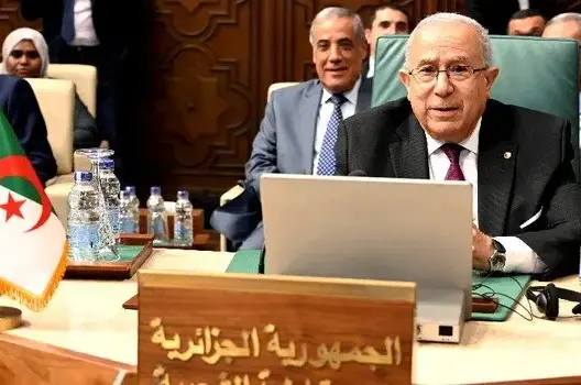 سقطة جديدة لدبلوماسية “جار السوء”.. بيان لسفارة الجزائر يثير الغضب بموريتانيا