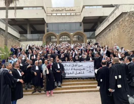 رغم توافق الحكومة وجمعية المحامين حول الضريبة.. محامو البيضاء يستمرون في مقاطعة المحاكم