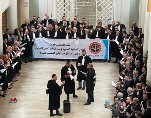 المحامون يعلقون احتجاجاتهم بعد اتفاق مع الحكومة حول الضريبة