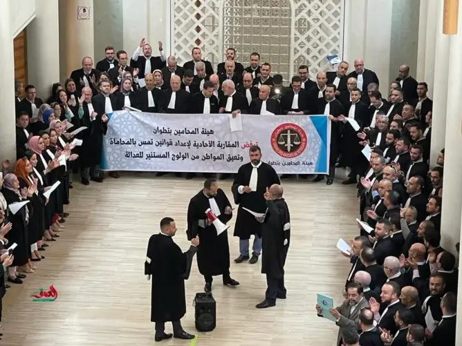 المحامون يعلقون احتجاجاتهم بعد اتفاق مع الحكومة حول الضريبة