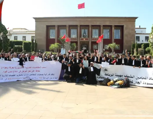 المحامون الشباب يتظاهرون أمام البرلمان