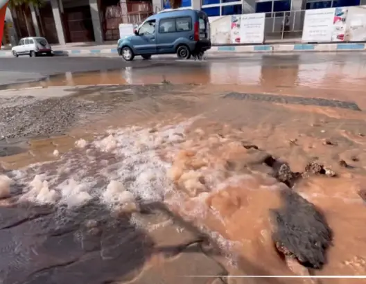 انفجار أنبوب لمياه الشرب بحي البورنازيل بالبيضاء