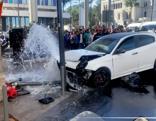 اصطدام سيارة بأنبوب مياه الإطفاء يحوِّل شارعا بالبيضاء إلى وادٍ