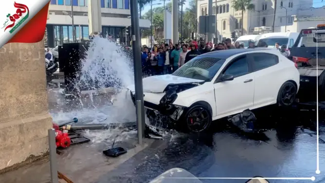 اصطدام سيارة بأنبوب مياه الإطفاء يحوِّل شارعا بالبيضاء إلى وادٍ