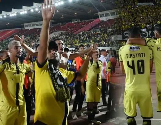 احتفالات لاعبي المغرب الفاسي مع الجماهير عقب فوزهم الثالث تواليا (فيديو)