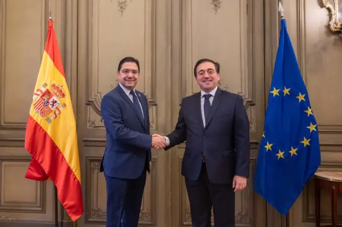 بوريطة يلتقي نظيره الإسباني بباريس.. وألباريس يؤكد المضي في خارطة الطريق بين البلدين