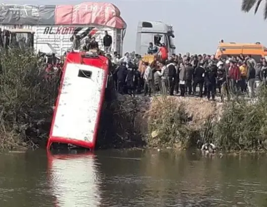 مصرع 19 شخصا جراء سقوط حافلة في مجرى مائي بالقاهرة