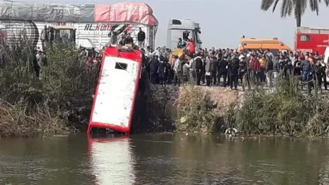 مصرع 19 شخصا جراء سقوط حافلة في مجرى مائي بالقاهرة