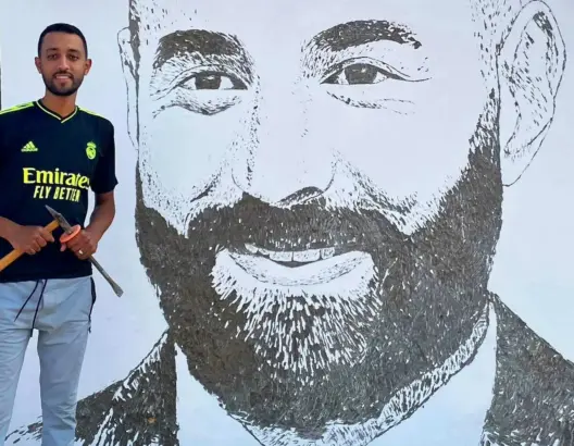 بـ”الفأس والإزميل”.. شاب مغربي يبدع في رسم بنزيما و”ريال مدريد” يشيد بموهبته