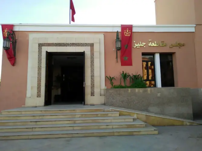 وسط اتهامات بالغدر والخداع.. ترخيص لحفل فني بمراكش يتحول لمعرض سيارات