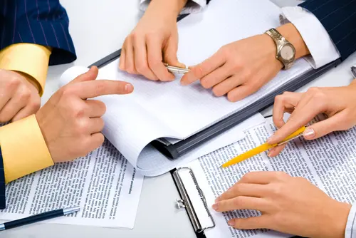 احتفاظ مهنيي التوثيق بأموال المتعاقدين وودائعهم.. بين ضمان الحقوق وتهديد الأمن التعاقدي