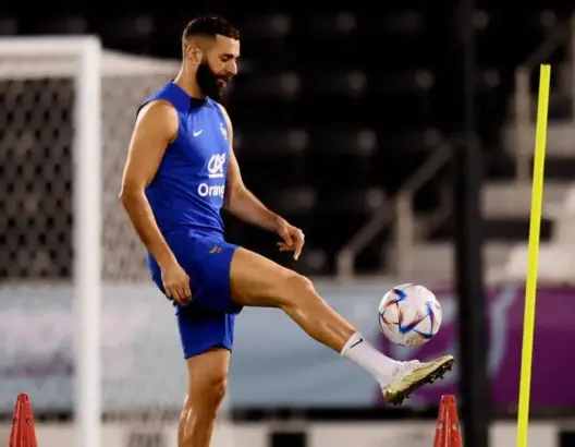 بنزيما يغادر تدريبات المنتخب الفرنسي في الدوحة بسبب الإصابة