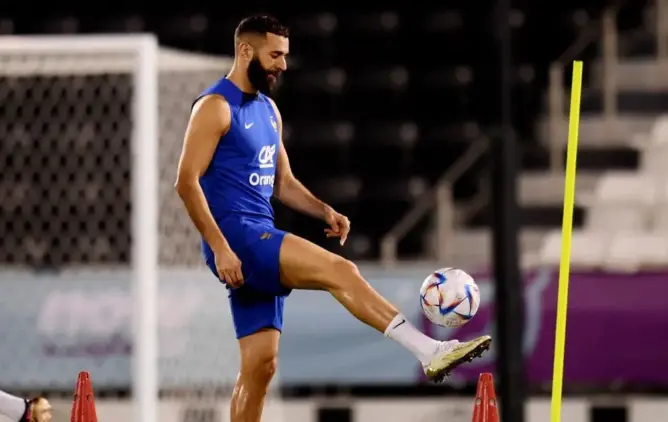 بنزيما يغادر تدريبات المنتخب الفرنسي في الدوحة بسبب الإصابة