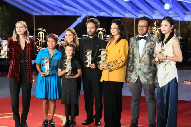 مهرجان مراكش.. فيلم مغربي يروج “للمثلية” يخطف جائزة لجنة التحكيم وإيراني يفوز بـ”النجمة الذهبية”