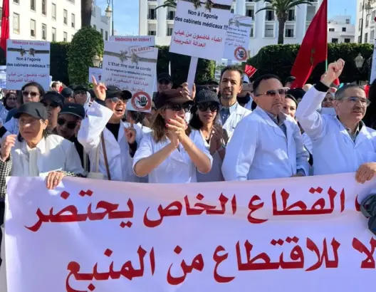 الأطباء الخواص يعودون للشارع ويضربون عن العمل رفضا للاقتطاع من المنبع