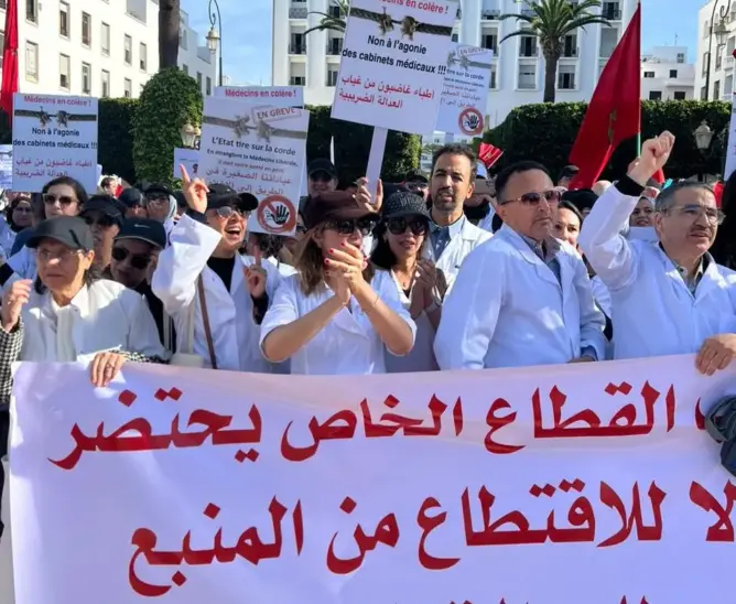 الأطباء الخواص يعودون للشارع ويضربون عن العمل رفضا للاقتطاع من المنبع