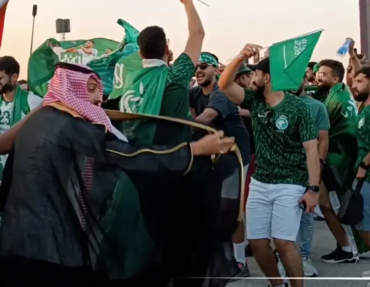 فرحة سعوديين بعد الفوز على الأرجنتين
