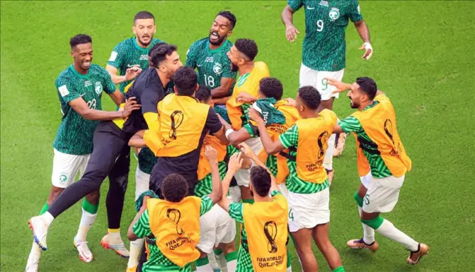 العاهل السعودي يعلن عطلة رسمية احتفالا بفوز منتخب بلاده على الأرجنتين