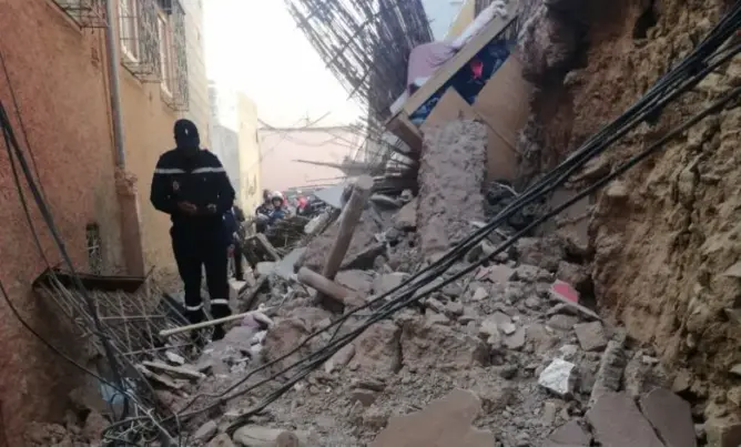 إنقاذ طفلة من تحت الأنقاض بعد انهيار منزل عائلتها بمراكش (صور)