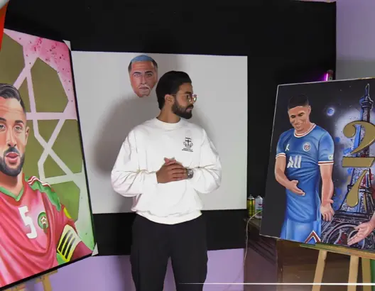 مغربي يبدع في رسم نجوم كرة القدم