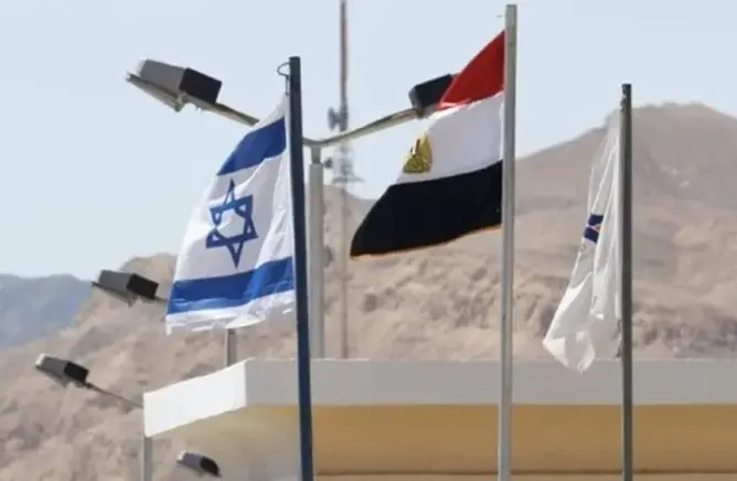 إسرائيل تهدد مصر بقصف أي شاحنات مساعدات تحاول المرور بمعبر رفح