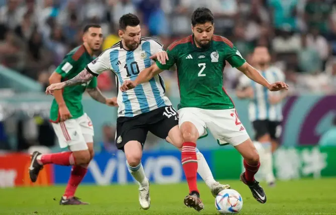ميسي يقود الأرجنتين للإطاحة بالمكسيك وينعش حظوظها في التأهل