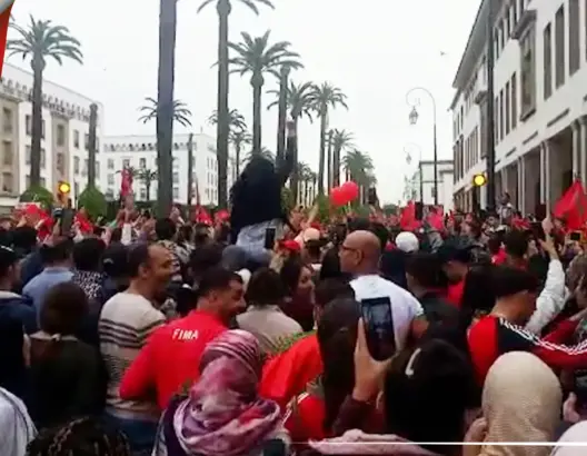 فرحة الانتصار على بلجيكا تخرج المئات للاحتفال بالرباط (فيديو)
