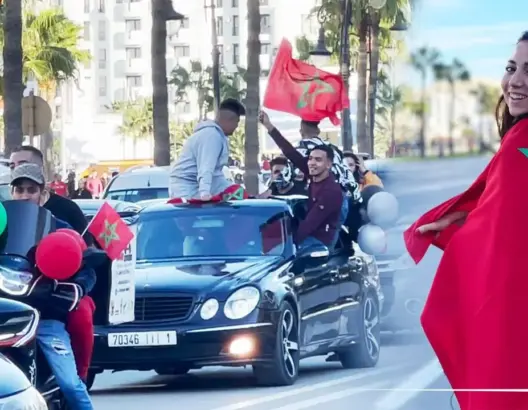 شوارع طنجة تتزين بالأعلام المغربية احتفالا بانتصار الأسود