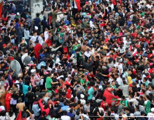 جحافل من القنيطريين تجوب شوارع المدينة احتفالا بفوز الأسود