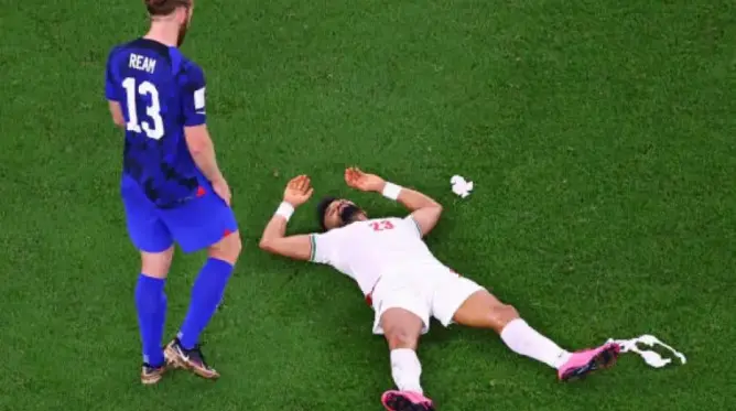 إيرانيون يحتفلون بهزيمة منتخب بلادهم أمام أمريكا ولاعب سابق يتلقى تهديدات بالقتل