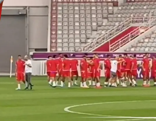 حكيمي يغادر الحصة التدريبية للأسود مرفوقا بالركراكي قبل مواجهة كندا (فيديو)