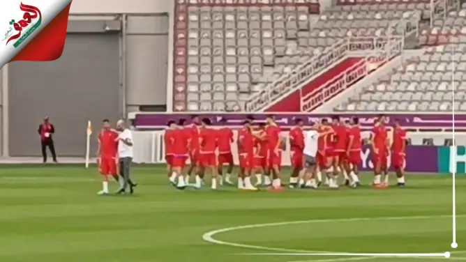 حكيمي يغادر الحصة التدريبية للأسود مرفوقا بالركراكي قبل مواجهة كندا (فيديو)
