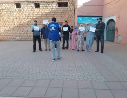 “مطرودون” من العمل يحتجون أمام مقر جماعة أزيلال