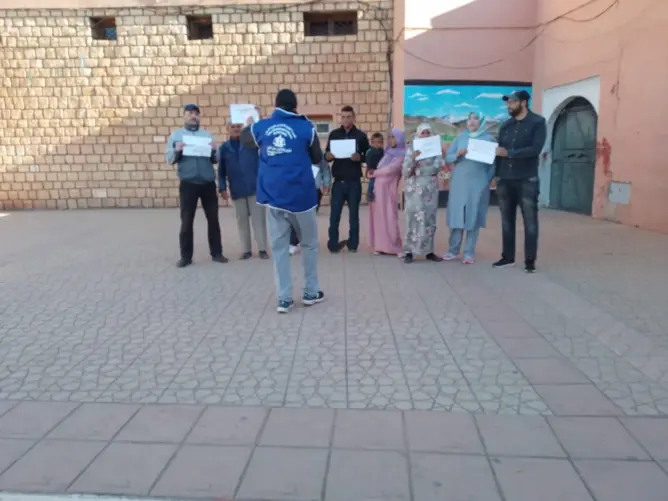 “مطرودون” من العمل يحتجون أمام مقر جماعة أزيلال