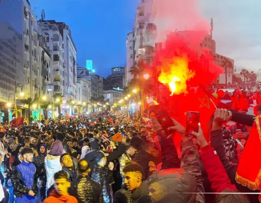 الآلاف يخرجون لشوارع طنجة احتفالا بتأهل المنتخب للدور الثاني من مونديال قطر