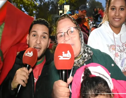 أمهات بفاس خرجن رفقة أبنائهمن للإحتفال بإنجاز المنتخب التاريخي