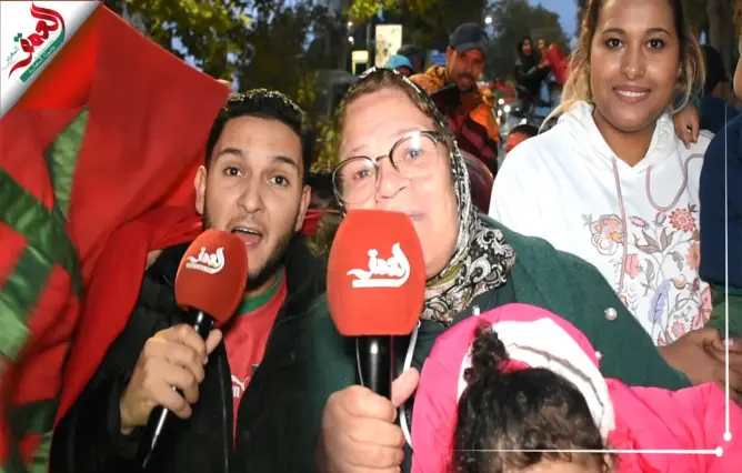أمهات بفاس خرجن رفقة أبنائهمن للإحتفال بإنجاز المنتخب التاريخي