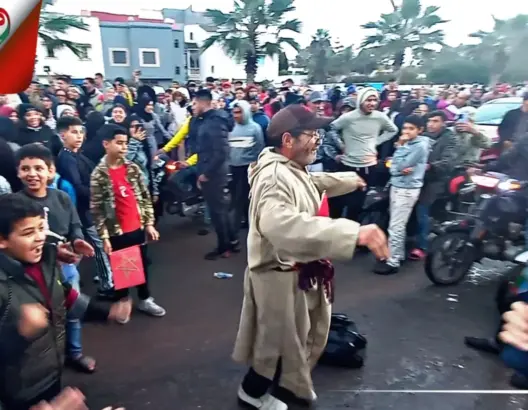 بطريقته الخاصة.. مسن مغربي يعبر عن فرحته بتأهل المنتخب