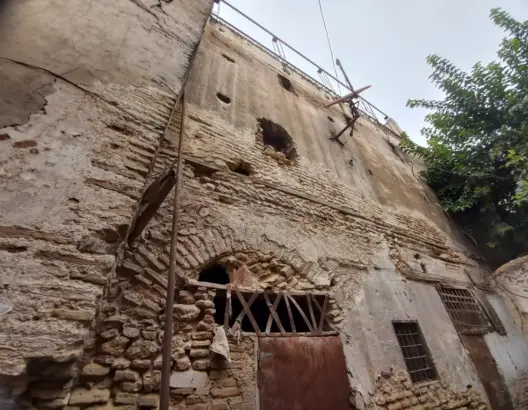 تآكلت جدرانه وأسقفه.. “فندق المعصرة” بفاس يهدد سلامة عشرات الصناع التقليديين (فيديو)