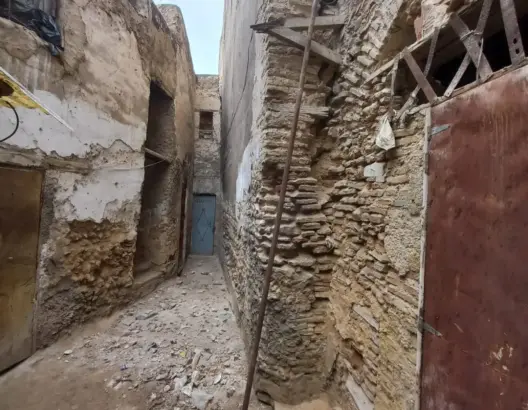 تآكلت جدرانه وأسقفه.. “فندق المعصرة” بفاس يهدد سلامة عشرات الصناع التقليديين (فيديو)