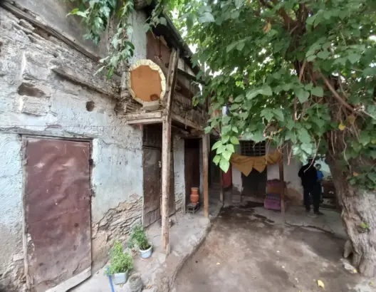 تآكلت جدرانه وأسقفه.. “فندق المعصرة” بفاس يهدد سلامة عشرات الصناع التقليديين (فيديو)