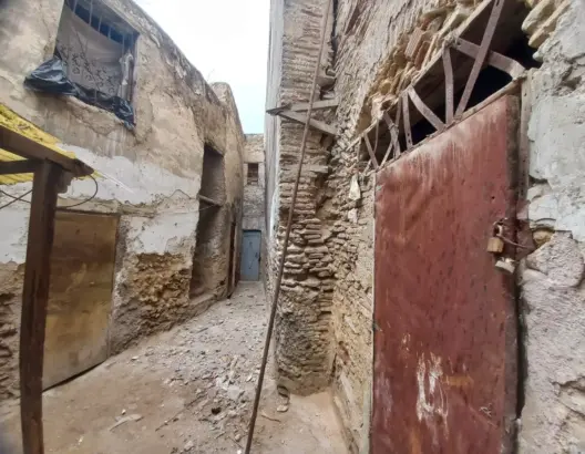 تآكلت جدرانه وأسقفه.. “فندق المعصرة” بفاس يهدد سلامة عشرات الصناع التقليديين (فيديو)